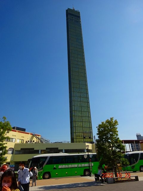 水族館前のゴールドタワー