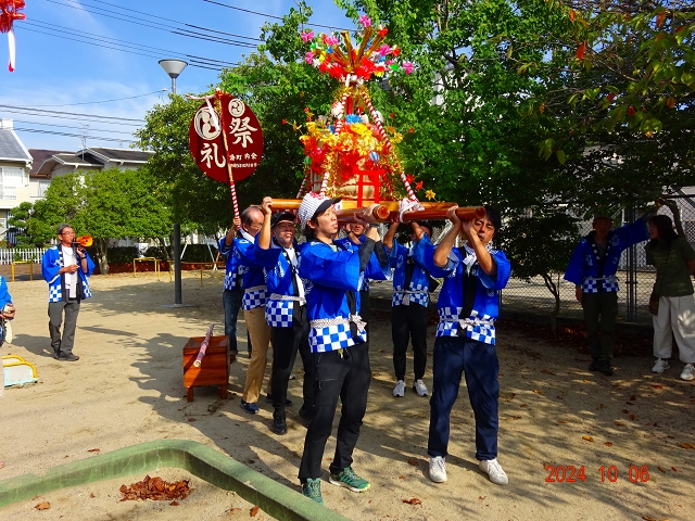 樽神輿の出発です