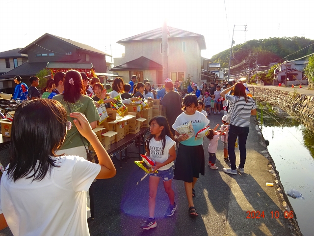 公会堂前でお菓子を配布