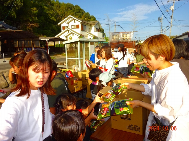 公会堂前でお菓子を配布