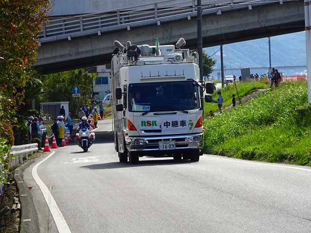 先導のテレビ中継車