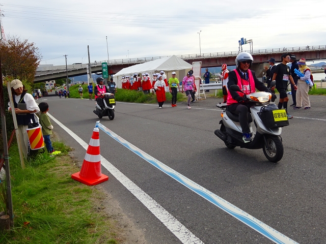 バスへの収容指導者