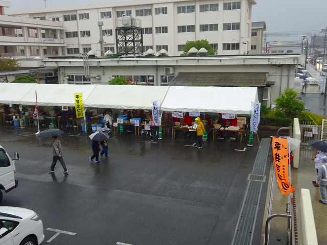 駐車場のお店テント