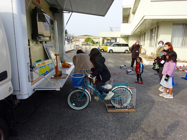 自転車による発電体験