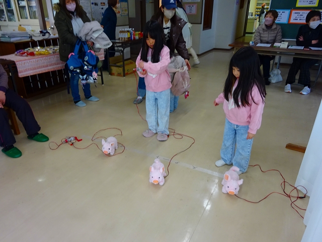 子豚の競争遊び