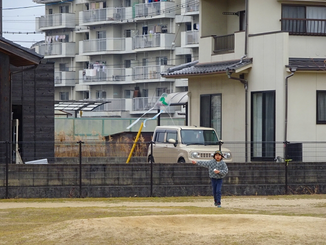 公園で自作の凧揚げ