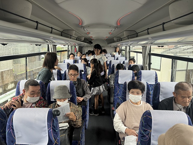 出発前のバスでの皆さん