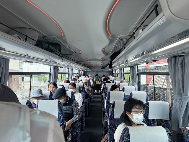 出発前のバスでの皆さん