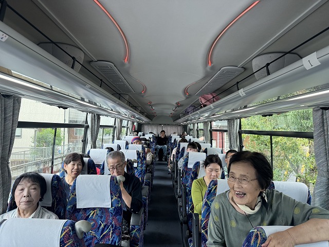 出発前のバスでの皆さん