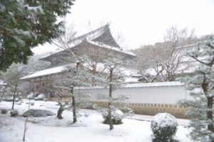 雪中の曹源寺本堂