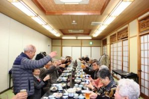 江尻会長の発声で乾杯する富山学区老連の参加者