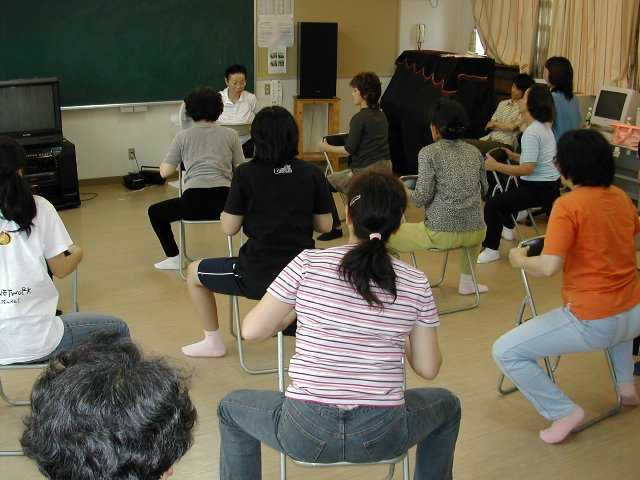 椅子を使ってのストレッチ