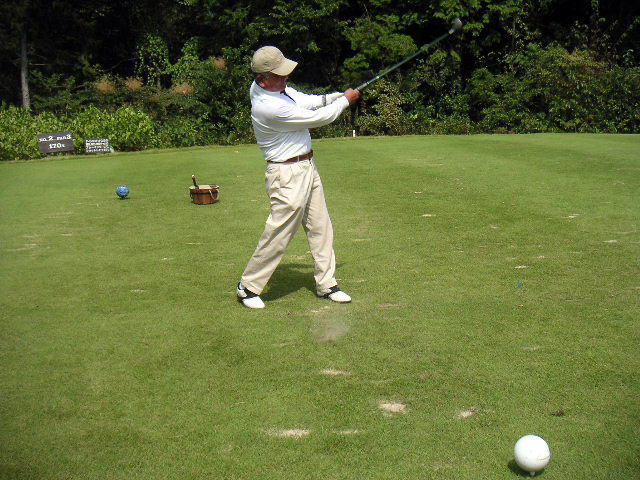 大西さんの2番ショートホール、ティーショト。