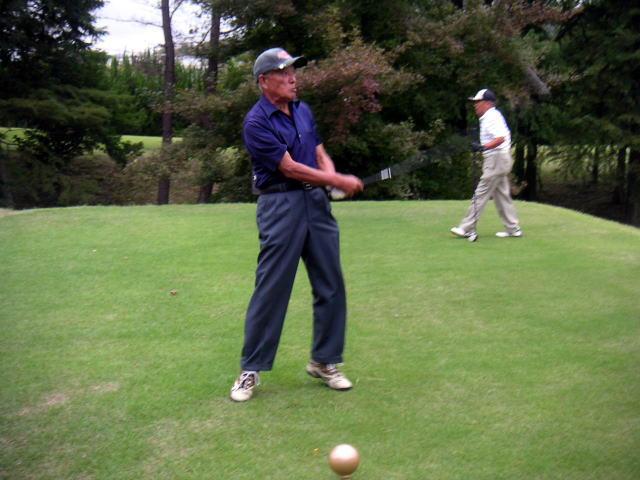 第2位になった、難波 尚志さんの ティーショット(1番)。