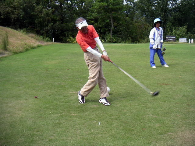 清山 日出夫さんの ティーショット。(14番)