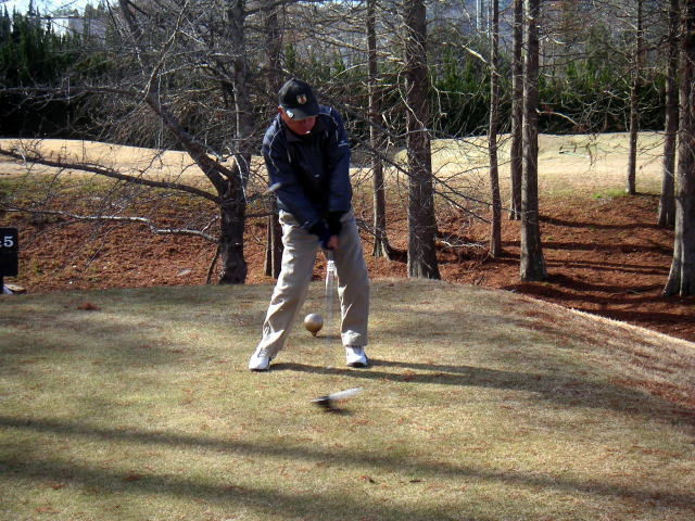 1番ロングホール、山室さんのティーショット!