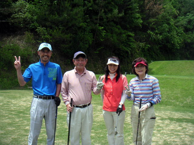 ホールインワンの富山さん(左から2番目)を囲んで!