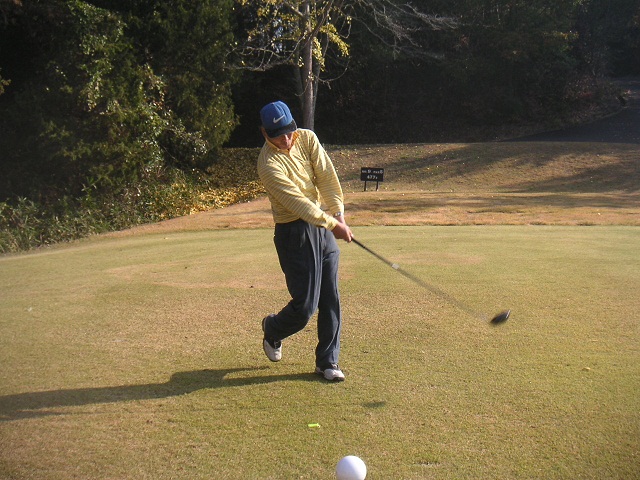 出原さん、9番ティーショットは・・・。