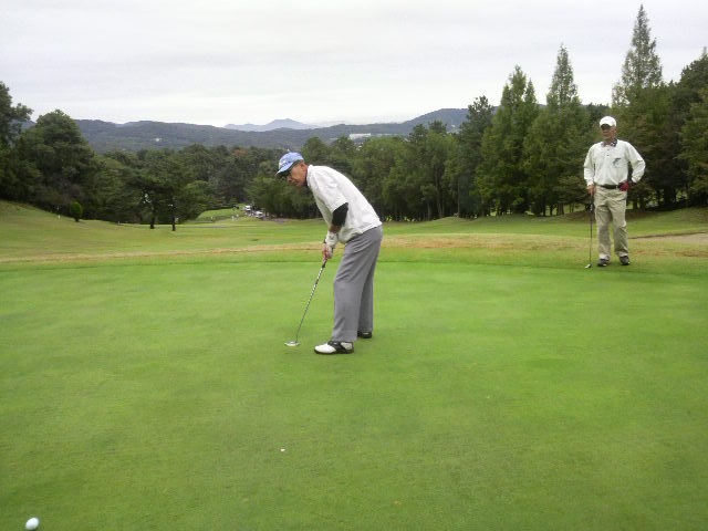 直原さんの 10番グリーンの パッティングは・・・。