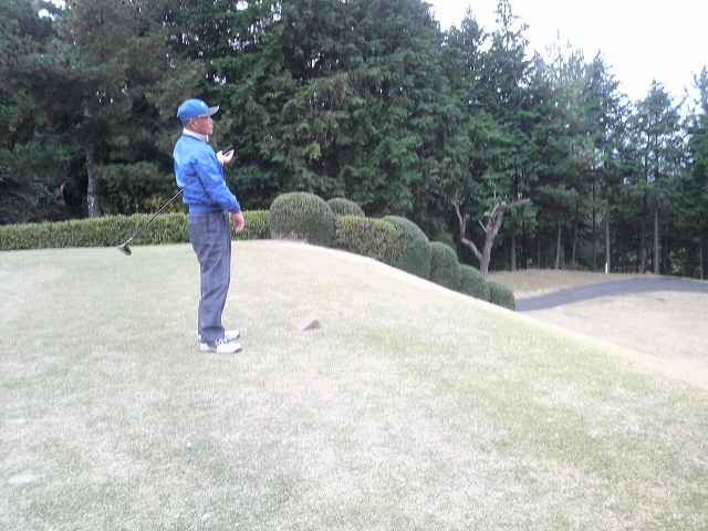 出原さんの 10番ティーショットは・・・。