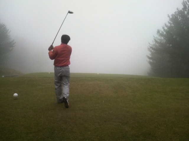 霧にむかって、ティーショット!