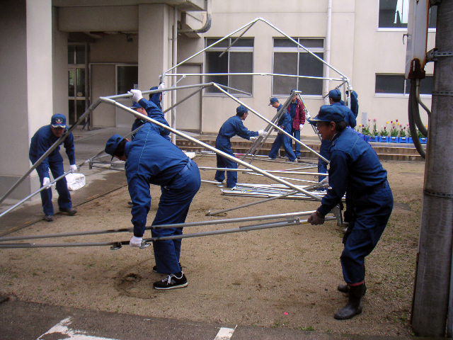 牧石消防団・牧石東消防団の方々によるテントの設営