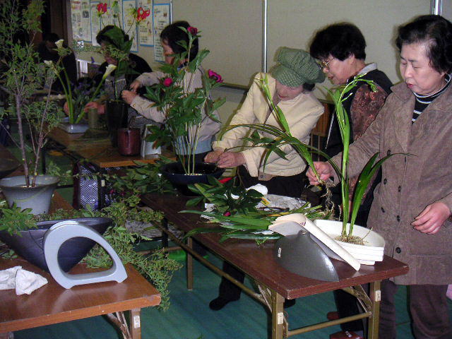 生け花講座の皆さんは、前日に準備しました
