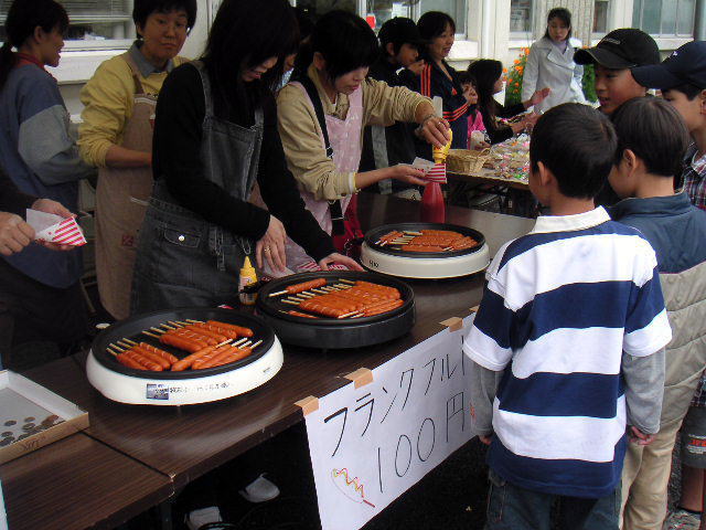 PTAの方々は、フランクフルトとポップコーンを準備しました