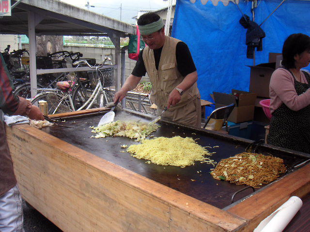 クッキー むぎの会の皆さんによる焼きそばと綿菓子販売