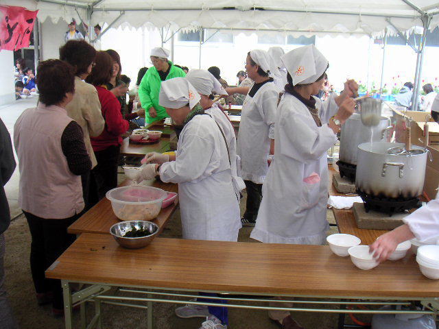 牧石栄養改善協議会の皆さまによる、うどんとおでん販売