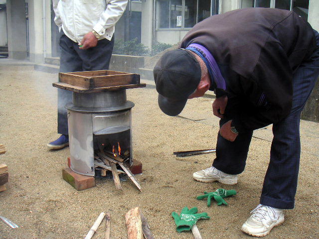 民生委員の方々は、餅つきの用意(せいろの火守りを・・・)
