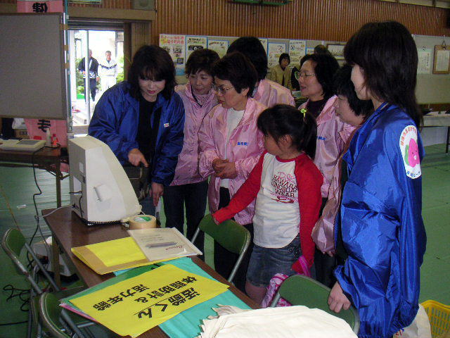 健康相談コーナーで体脂肪計の測定練習!