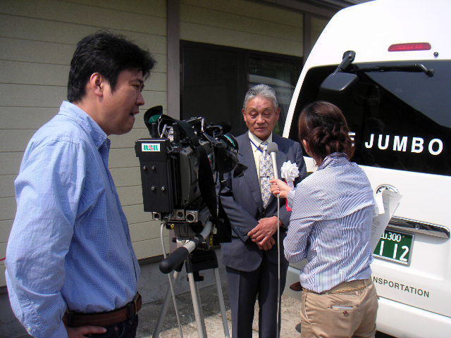 報道関係者から取材を受ける、森谷さん