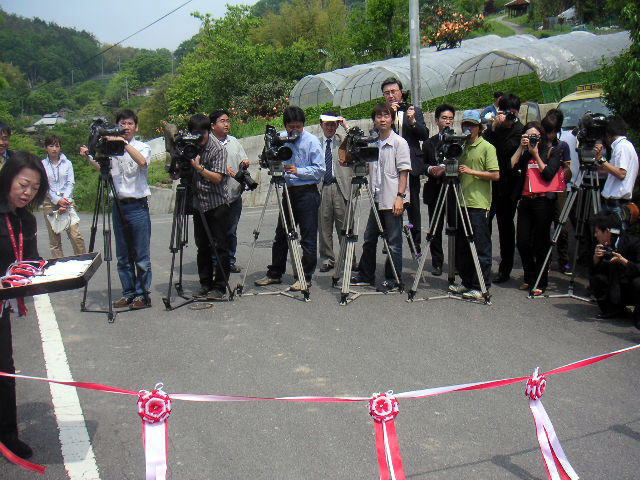 報道関係者のカメラの放列