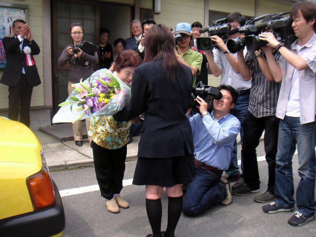 畑鮎地区の藤原勝子さんから花束の贈呈