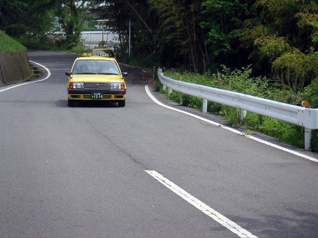 畑鮎地区の山間を走る乗合タクシー