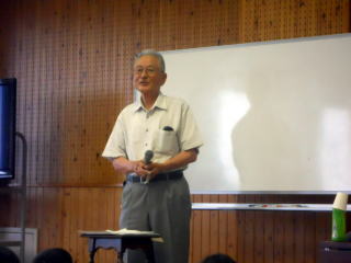 白石小学生当時の思い出を話される鈴木さん