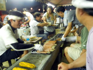 消防団の夜店でトウモロコシを焼きました