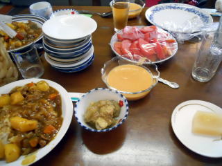 菜園でとれた野菜でカレー、スープ、味噌煮などを作りました