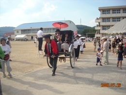 �g�����w�Z�Ɍ����ďo��