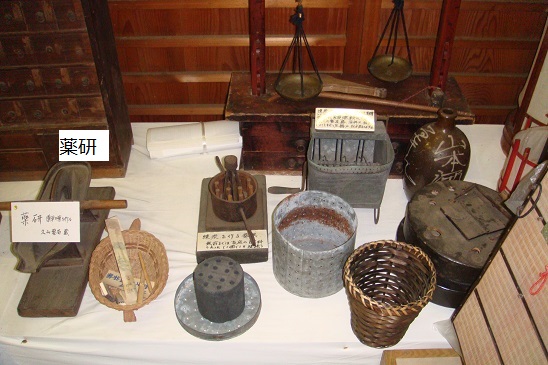 薬店薬研