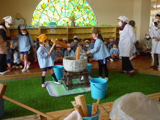 幼稚園　餅つき　２