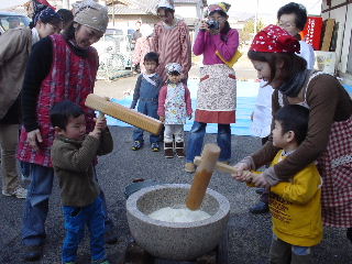 おやこクラブ支援餅つき　１