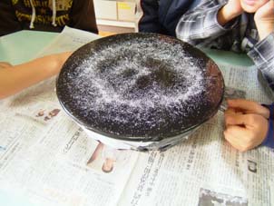 �r�j�����̏�ɃN���h�j�}�`�������