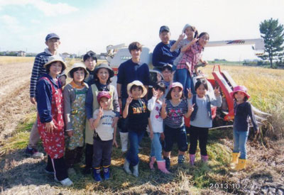 稲刈り体験とカレーパーティは楽しい伝統行事です 稲刈り体験とカレーパーティは楽しい伝統行事です