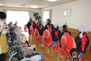 老人施設を訪問での様子 老人施設を訪問での様子