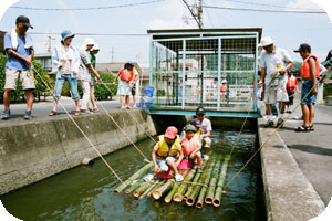 倉安川で竹の筏遊び 倉安川で竹の筏遊び