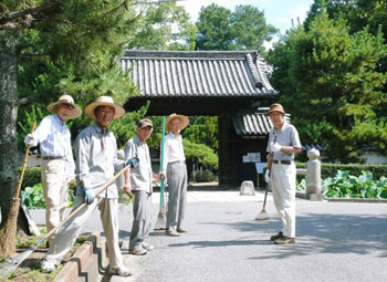 毎月第3木曜日に清掃奉仕する松風会の有志 毎月第3木曜日に清掃奉仕する松風会の有志