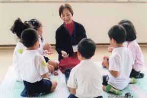 お手玉遊びの指導の様子 お手玉遊びの指導の様子