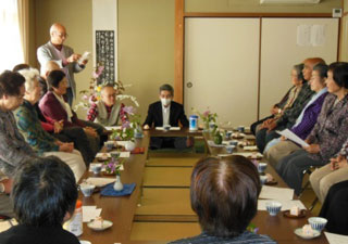 楽々サロンでくつろぐ会員のみなさん 楽々サロンでくつろぐ会員のみなさん